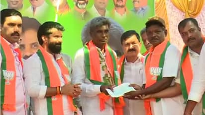 ಚುನಾವಣಾ ವೆಚ್ಚಕ್ಕಾಗಿ ನಿವೃತ್ತ ಯೋಧನಿಂದ ಕೋಟ ಶ್ರೀನಿವಾಸ್ ಪೂಜಾರಿಗೆ ಧನ ಸಹಾಯ!