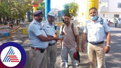 ರಸ್ತೆಯಲ್ಲಿ ಸಿಕ್ಕ ಐಫೋನ್ ಮಾಲೀಕನಿಗೆ ಹಿಂದಿರುಗಿಸಿ ಪ್ರಾಮಾಣಿಕತೆ ಮೆರೆದ ಟ್ರಾಫಿಕ್ ಪೊಲೀಸ್!