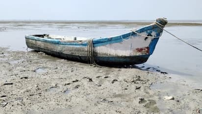 ராமேஸ்வரத்தில் திடீரென உள்வாங்கிய கடல்; வற்றிய குளம் போல் காட்சி அளிப்பதால் மீனவர்கள் அச்சம்