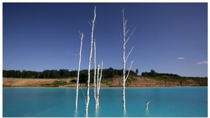 സോഷ്യല് മീഡിയയിലെ വൈറല് ഫോട്ടോ സ്പോട്ട്; പക്ഷേ, തടാകത്തിലെ വെള്ളം തൊട്ട് പോകരുതെന്ന് ശാസ്ത്രജ്ഞർ