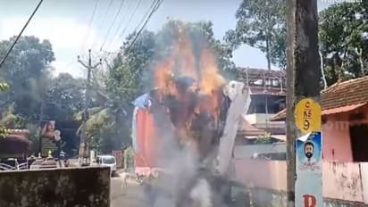 കെട്ടുകാഴ്ചയ്ക്കുള്ള ലോറി വൈദ്യുതി ലൈനിൽ തട്ടി, നിമിഷ നേരം കൊണ്ട് തീയാളി, ഉരുപ്പടികൾ കത്തി നശിച്ചു