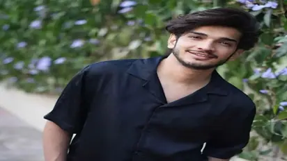  Munawar Faruqui gets frustated when people throw eggs at him at an Iftar gathering; the video goes viral.