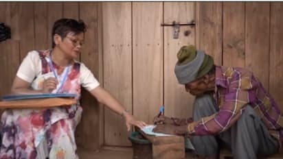 വീടൊരു കൊച്ചു പോളിംഗ് ബൂത്താകും! എന്താണ് 'വോട്ട് ഫ്രം ഹോം'; അര്ഹര് ആരൊക്കെ- വീഡിയോ