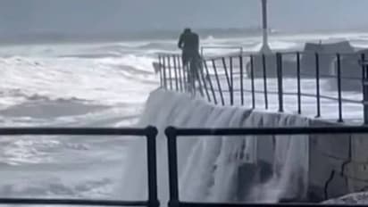 കൂറ്റൻ തിരമാല, കടല്‍പ്പാലത്തില്‍ നിന്ന കുഞ്ഞ് കടലില്‍, രക്ഷിക്കാൻ അച്ഛന്റെ ജീവൻമരണപോരാട്ടം, ദൃശ്യങ്ങൾ