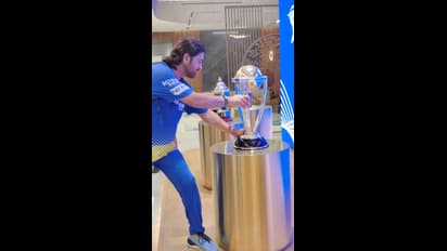 அந்த நாள் ஞாபகம்… 13 ஆண்டுகளுக்கு பிறகு தான் பெற்று கொடுத்த 2011 உலகக் கோப்பையை தொட்டு பார்த்த தோனி!