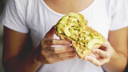 സ്ത്രീകളിലെ ഉയർന്ന കൊളസ്ട്രോൾ കുറയ്ക്കാന്‍ കഴിക്കേണ്ട ഭക്ഷണങ്ങള്‍... 