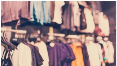 വാങ്ങിക്കൊണ്ടുപോയ ഫ്രോക്കിന്റെ വലിയ അളവുള്ളത് വേണം; തർക്കത്തിനൊടുവിൽ കടയുടമയുടെ വിരൽ കടിച്ചെടുത്ത് ഉപഭോക്താവ്