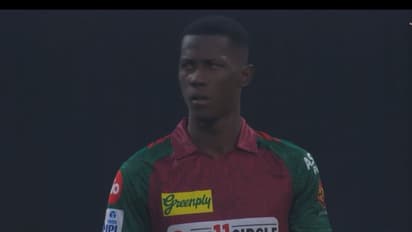 ഐപിഎല് അരങ്ങേറ്റ ഓവറില് 10 പന്തും 22 റണ്സും, വൈഡ്- നോബോള് പൂരം; നാണംകെട്ട് ഷെമാര് ജോസഫ്