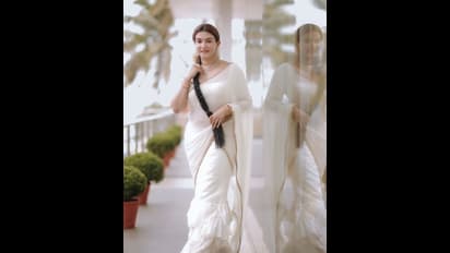 వైట్ శారీలో బాలయ్య హీరోయిన్.. ఎంత అందంగా ఉందో చూడండి.. 