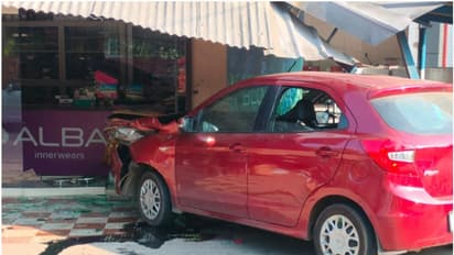 ആലപ്പുഴയിൽ നിയന്ത്രണം വിട്ട കാർ സ്കൂട്ടർ ഇടിച്ച് തെറിപ്പിച്ചു, ചില്ല് തകർത്ത് തുണിക്കടയിൽ ഇടിച്ചുകയറി അപകടം