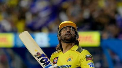 பேட்டிங்கிற்கு வரும் போது பவுண்டரி லைனில் நின்று வானத்தைப் பார்ப்பது ஏன்? தோனியின் தெளிவான விளக்கம்!