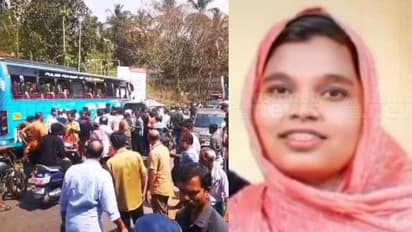 സ്ത്രീക്കും കുട്ടിക്കുമൊപ്പം സ്കൂട്ടറിൽ യാത്ര, കാറിടിച്ച് ബസിനടിയിലേക്ക് വീണു; യുവതിക്ക് ദാരുണാന്ത്യം