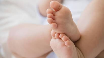 കോടികളുമായി തിരിച്ചുവരും; അഞ്ചുമാസം പ്രായമുള്ള കുഞ്ഞിനെ ആയയുടെ അരികിലുപേക്ഷിച്ച് മാതാപിതാക്കൾ മുങ്ങി