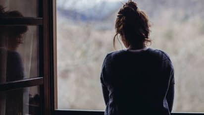 യുവതിക്ക് നഷ്ടപ്പെട്ടത് 14 ലക്ഷം, ക്യാമറയ്‍ക്ക് മുന്നിൽ വസ്ത്രമഴിച്ച് മറുകുകൾ കാണിക്കണമെന്നും തട്ടിപ്പുകാർ