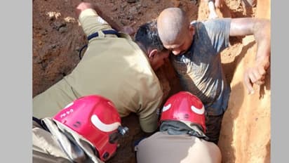 അഞ്ചടി താഴ്ചയിൽ കുഴി, നിമിഷ നേരം, നെഞ്ചോളം മണ്ണിനടിയിൽ, സ്മാർട്ട് സിറ്റി ജോലിക്കിടെ അപകടം, രക്ഷകരായി ഫയർഫോഴ്സ്