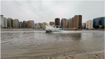 കനത്ത മഴ, യുഎഇയിൽ റെഡ് അലർട്ട് പ്രഖ്യാപിച്ചു, അതീവ ജാഗ്രതയിൽ ദുബായ് അടക്കം മേഖലകൾ, വിശദമായ വിവരങ്ങളറിയാം