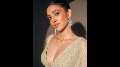 చీరకట్టులో మెరిసిపోతున్న నేహా శెట్టి.. సొగసైన ఫోజులు వైరల్ 