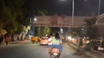 ಇವರ್ಯಾವ ಸೀಮೆ ಪೋಷಕರು ನೋಡಿ.. ಫೂಟ್ ರೆಸ್ಟ್ನಲ್ಲಿ ಮಗುವನ್ನು ನಿಲ್ಲಿಸಿಕೊಂಡು ಸ್ಕೂಟರ್ ರೈಡ್: ವೀಡಿಯೋ ವೈರಲ್