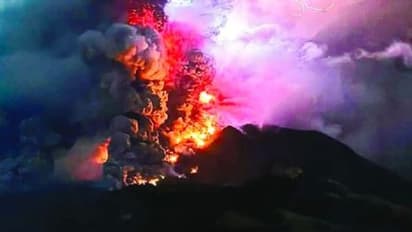 ಇಂಡೋನೇಷ್ಯಾದಲ್ಲಿ ಜ್ವಾಲಾಮುಖಿ ಸ್ಫೋಟ; ಸುನಾಮಿ ಆತಂಕ: 11,000 ಜನರ ಸ್ಥಳಾಂತರಕ್ಕೆ ಸರ್ಕಾರ ಆದೇಶ