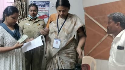 நள்ளிரவில் டீக்கடையில் பாஜகவினர் போட்ட பக்கா பிளான்.. சுத்துப்போட்ட தேர்தல் பறக்கும் படை! சிக்கிய பணம்!