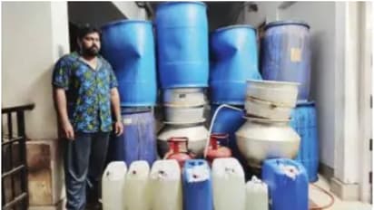 അങ്ങാടി മരുന്നുപയോഗിച്ച വാറ്റിന് 1000, സാധാരണ ചാരായത്തിന് 700; വീട്ടിൽ ചാരായം ഉണ്ടാക്കി വിറ്റ യുവാവ് അറസ്റ്റിൽ