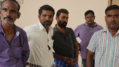 நைட்டோடு நைட்டாக வாக்காளர்களுக்கு பணம் விநியோகம்.. ஐஜேகே-வினரை சுத்துப்போட்ட தேர்தல் பறக்கும் படை!