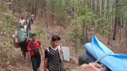 ചെങ്കുത്തായ മല, 22 കിലോമീറ്റര് കാല്നടയായി ബൂത്തിലേക്ക്; ഈ തെരഞ്ഞെടുപ്പ് ഉദ്യോഗസ്ഥരെ സമ്മതിക്കണം- വീഡിയോ