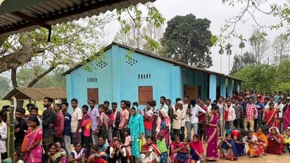 ആദ്യഘട്ട വോട്ടെടുപ്പ്: നീണ്ട ക്യൂ, സ്ത്രീ വോട്ടര്‍മാരുടെ വലിയ നിര; വിവാഹ വേഷത്തില്‍ ബൂത്തിലെത്തി നവദമ്പതികള്‍