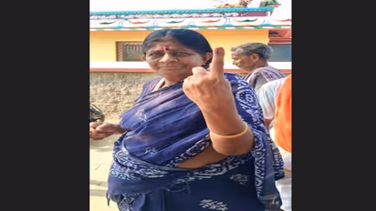 வரிசையில் நின்று வாக்களித்த பாஜக தலைவர் அண்ணாமலையின் தாயார்!