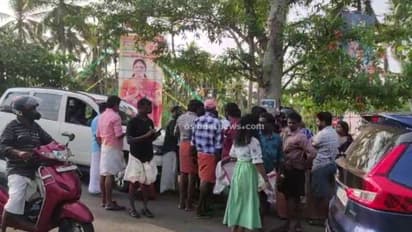 കൊടിതോരണം അഴിപ്പിക്കാനെത്തിയ ഉദ്യോഗസ്ഥരെ ബിജെപിക്കാർ തടഞ്ഞു, സിപിഎമ്മിന്റേതടക്കം അഴിപ്പിച്ച ശേഷം വിട്ടു