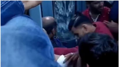 തിരക്ക് കാരണം കയറാൻ കഴിയുന്നില്ല, ട്രെയിനിന്റെ വാതിൽ തകർത്ത് യുവാവ്- വീഡിയോ 