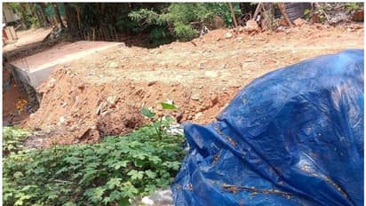 പഴയ വരട്ടാറിൽ വീണ്ടും കയ്യേറ്റം; തോടിന് കുറുകെ വഴിനിർമ്മിക്കാൻ ശ്രമം, സ്റ്റോപ്പ് മെമ്മോ നൽകി