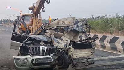 பல்லடம் அருகே விபத்தில் அப்பளம் போல் நொறுங்கிய சொகுசு கார்.. கல்லூரி மாணவர்கள் 6 பேருக்கு என்ன ஆச்சு? 