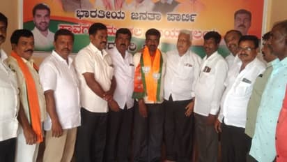 ತುಮಕೂರು: ಕಾಂಗ್ರೆಸ್ ತೊರೆದು ಬಿಜೆಪಿಗೆ ಸೇರ್ಪಡೆಯಾದ ಮುಖಂಡರು