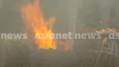  കോഴിക്കോട് വെള്ളയിൽ വർക്ക് ഷോപ്പിൽ തീപിടിത്തം; സമീപത്തെ തെങ്ങുകളിലേക്ക് തീ പടർന്നു