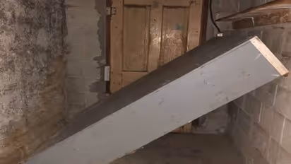 വിചിത്രമായ ശബ്ദം, പരിശോധിച്ചപ്പോൾ സ്വന്തം വീട്ടിൽ ഷെൽഫ് കൊണ്ട് അടച്ചുവച്ച രഹസ്യവാതിൽ