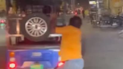യുവാവിനെ റോഡിലൂടെ വലിച്ചിഴച്ച് ഇ റിക്ഷ ഡ്രൈവർ, ഞെട്ടിക്കുന്ന വീഡിയോ ദൃശ്യങ്ങൾ പുറത്ത്