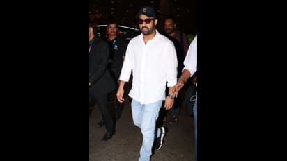 వైట్‌ షర్ట్ జీన్స్ లో ఎన్టీఆర్‌ మాస్‌ అవతార్‌.. `వార్‌ 2` కోసం మరోసారి ముంబాయిలో హల్‌చల్‌.. ఫోటోలు వైరల్‌