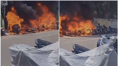 ‌റെയില്‍വേ സ്റ്റേഷന് മുന്നില്‍ ബൈക്കുകള്‍ക്ക് തീ പിടിച്ചു; കാരണം അവ്യക്തം, കത്തി നശിച്ചത് 10 ബൈക്കുകൾ