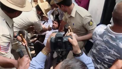 ಸಿಇಟಿ ಎಡವಟ್ಟು, ಸರ್ಕಾರ ಮೌನ, ವಿದ್ಯಾರ್ಥಿಗಳ ಕುತ್ತಿಗೆಗೆ ಕೈ ಹಾಕಿ ಪೊಲೀಸರ ಗೂಂಡಾ ವರ್ತನೆ