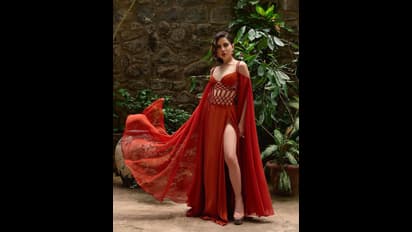 ಕಣ್ಣು ಕದ್ದು ನೋಡ್ತಿದೆ-ಮನಸ್ಸು ಮುದ್ದು ಮಾಡ್ತಿದೆ,ಸೀರೆಯಲ್ಲಿ ಟೆಂಪರೇಚರ್ ಹೆಚ್ಚಿಸಿದ ಉರ್ಫಿ! 