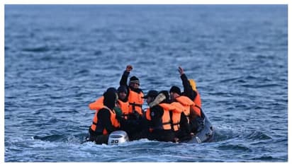 ഇംഗ്ലീഷ് ചാനൽ കടക്കുന്നതിനിടെ അഞ്ച് പേർ മുങ്ങി മരിച്ചു