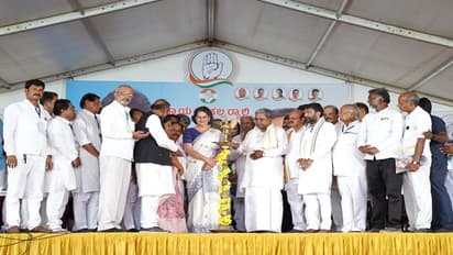 ಚಿತ್ರದುರ್ಗ: ಪ್ರಿಯಾಂಕಾ ಗಾಂಧಿಗೆ ಸನ್ಮಾನ ವೇಳೆ ಆಂಜನೇಯ ಯಡವಟ್ಟು