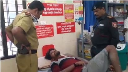 കാർ തടഞ്ഞ് യുവാവിനെ തട്ടിക്കൊണ്ടുപോയി മർദിച്ച് റോഡിൽ തള്ളി; പൊലീസ് വാഹനം ഇടിച്ചുമാറ്റി ഗുണ്ടാസംഘം സ്ഥലംവിട്ടു