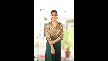 మీ అమ్మనో, అక్కనో అంటే చెప్పుతో కొడతారు.. ట్రోల్స్, రివ్యూలపై వరలక్ష్మి శరత్ కుమార్ షాకింగ్ కామెంట్స్..