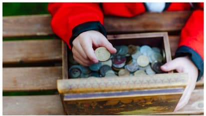 അടുക്കളയില്‍ നിന്നും ദമ്പതിമാര്‍ കുഴിച്ചെടുത്തത് പുരാതന സ്വർണ്ണനാണയങ്ങള്‍, ലേലത്തില്‍ ലഭിച്ചത് ലക്ഷങ്ങള്‍