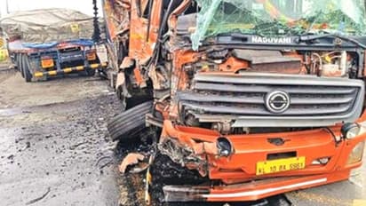 അപകടങ്ങള് ഒഴിയാതെ കാക്കാഴം പാലം