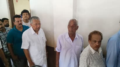 നേതാക്കളും ജനങ്ങളും രാവിലെ മുതല്‍ ബുത്തുകളിലേക്ക്; വോട്ടെടുപ്പ് ദിന ചിത്രങ്ങള്‍ കാണാം