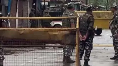 Manipur : மணிப்பூரில் மீண்டும் கலவரம்.. வெடிகுண்டு தாக்குதல்.. CRPF வீரர்கள் இருவர் பலி - பதட்டத்தில் மக்கள்!