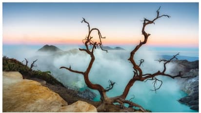 'ബ്ലൂ ഫയർ' കാണാനെത്തി; ഫോട്ടോ എടുക്കുന്നതിനിടെ അഗ്നിപര്‍വ്വത ഗര്‍ത്തത്തിലേക്ക് വീണ് യുവതിക്ക് ദാരുണാന്ത്യം 